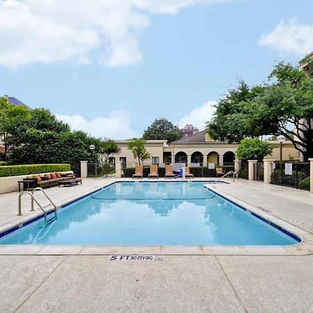 Courtyard Dallas Medical Market Center Bagian luar foto