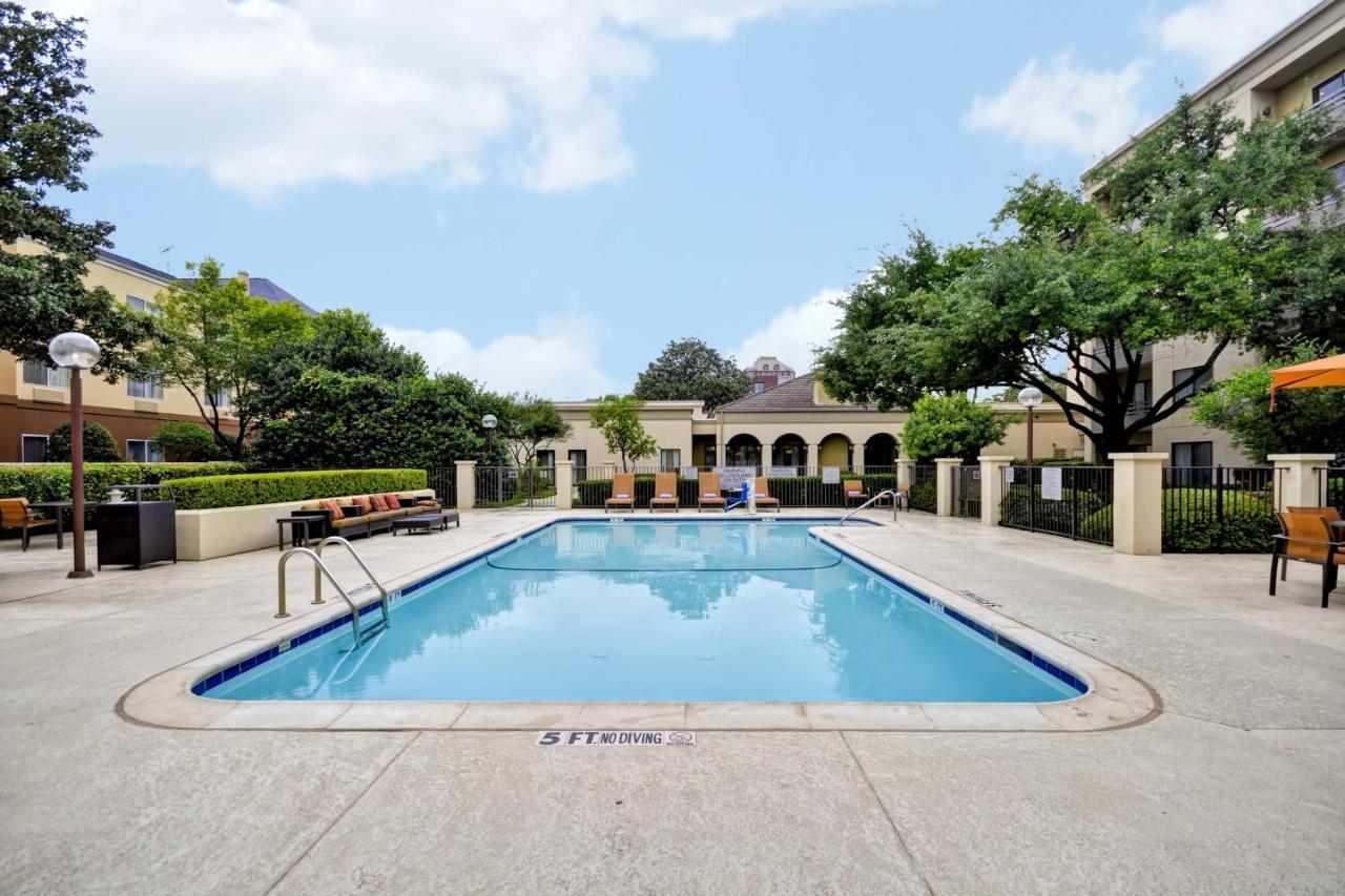 Courtyard Dallas Medical Market Center Bagian luar foto